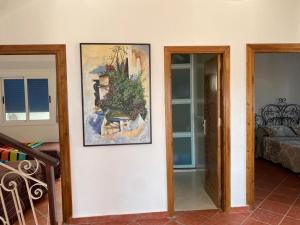 een kamer met twee deuren en een foto aan de muur bij Awechtam house in Aouchtame