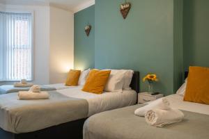 2 Bedroom Apartment-Free Parking-Private Entrance tesisinde bir odada yatak veya yataklar