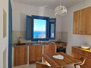 Kuchnia lub aneks kuchenny w obiekcie Tilos Villa