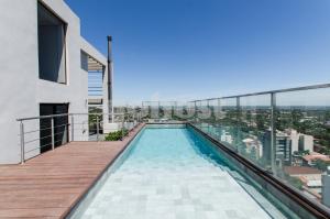 una piscina en la azotea de un edificio en Luxurious And Dazzling Villa Morra Apartment, en Asunción