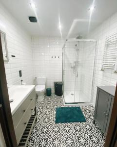 La salle de bains est pourvue d'une douche, d'un lavabo et de toilettes. dans l'établissement Sielankowe Pole, à Józefów