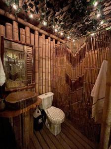 麥德林的住宿－Bamboo Lodge, vista privilegiada a las montañas，木制浴室设有水槽和卫生间