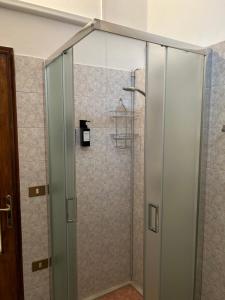 y baño con ducha y puerta de cristal. en Larocca Tourist Home 3, en Bassano del Grappa