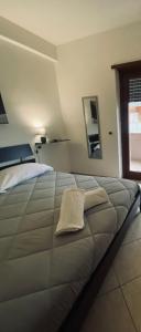 ein Schlafzimmer mit einem Bett und einem Handtuch darauf in der Unterkunft Residenza Montessori in Avezzano