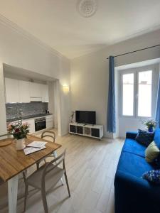 een woonkamer met een blauwe bank en een tafel bij Le case di Cate e Max - Luna in Florence