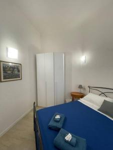 a bedroom with a blue bed with two towels on it at Le case di Cate e Max - Luna in Florence