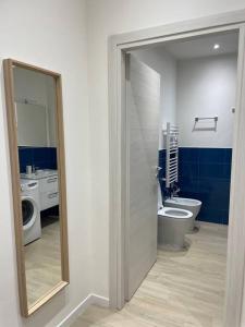 een badkamer met een toilet, een wastafel en een spiegel bij Le case di Cate e Max - Luna in Florence