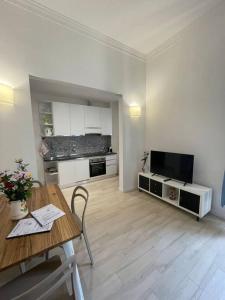 een woonkamer met een tafel en een keuken bij Le case di Cate e Max - Luna in Florence