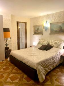 a bedroom with a large bed in a room at Casa Vacanze Neri in Scandicci