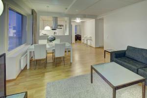 uma sala de estar com um sofá e uma mesa em Gella Serviced Apartments Office em Helsinque