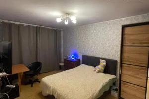 um quarto com uma cama com um urso de peluche em VIP apart 537 em Tsqnetʼi