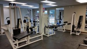 een fitnessruimte met veel loopbanden en machines bij Sunshine Valley RV Resort and Cabins in Sunshine Valley