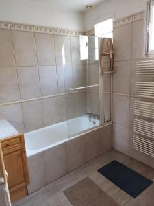 y baño con ducha, bañera y lavamanos. en The doudou's house en La Queue-lès-Yvelines