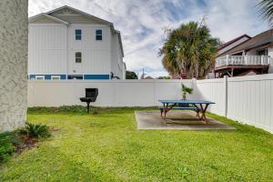 默特尔比奇Cozy Myrtle Beach Getaway 1 Block to Ocean!的白色围栏旁院子内的野餐桌