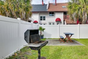 Cozy Myrtle Beach Getaway 1 Block to Ocean!外面的花园