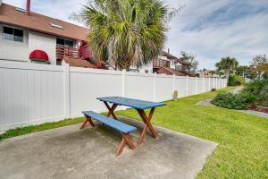 Cozy Myrtle Beach Getaway 1 Block to Ocean!外面的花园