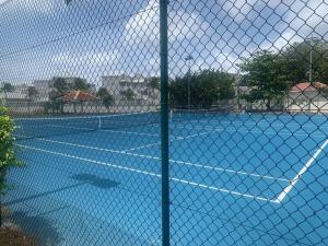 Tenis a/nebo squash v ubytování Duplex luxe au NBBC , les pieds dans le sable nebo okolí