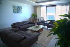 a living room with a couch and a table at Résidence Théa in Dakar