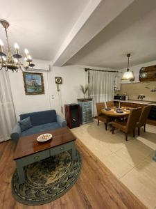 ein Wohnzimmer mit einem blauen Sofa und einem Tisch in der Unterkunft Apartament Yannis in Alba Iulia