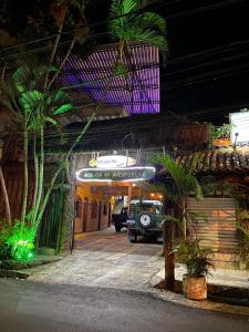 un estacionamiento con un coche estacionado bajo un edificio en Morada do Aventureiro, en Angra dos Reis