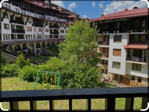 パンポロボにあるSnow Mountain Grand Monasteryの遊び場付きの建物のバルコニーから景色を望めます。