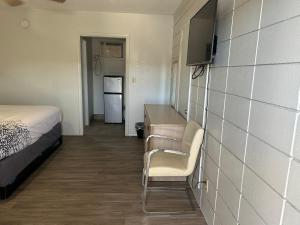 a room with a bed and a table and chairs at Candlelight Inn in St Petersburg +2 photos