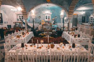 a room with a table with white tables and chairs at Turkusowa Wyspa in Wleń