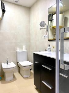 a bathroom with a toilet and a sink at Mini Terraza Relajante Galvani in Terrassa