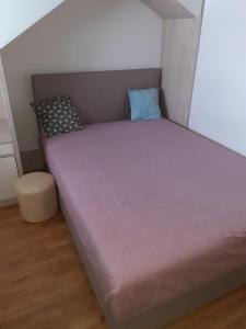 1 cama con 2 almohadas en una habitación en Aleksandar, en Pirot