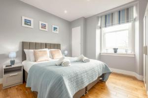 a bedroom with a bed with two towels on it at Pipeland Loft, Central, Parking in St Andrews