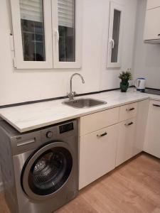 a kitchen with a washing machine and a sink at Bonito estudio en Madrid centro in Madrid