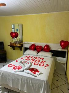 um quarto com duas toalhas de cisne numa cama em Morada do Aventureiro em Angra dos Reis