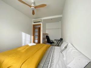 a bedroom with a bed and a ceiling fan at Mini Terraza Relajante Galvani in Terrassa