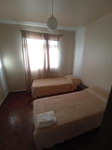 una camera con due letti e una finestra di Independencia 734, Dpto 11 a San Salvador de Jujuy