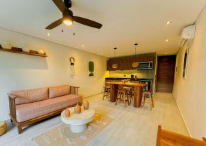 una sala de estar con un sofá y una mesa en TÚ REFUGIO EXCLUSIVO EN TULUM, DK JADE 3 By SANDY POWERFUL, en Tulum