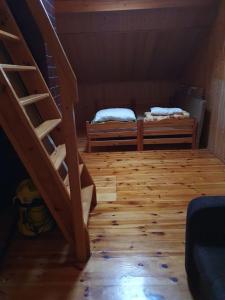 2 letti a castello in una camera con pavimenti in legno. di Domek Biała Dolina a Szklarska Poręba