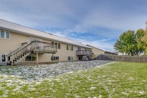 una casa grande con un patio delante en Bright Little Chute Condo with Deck and Yard!, en Little Chute