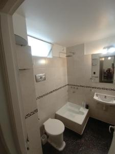 ein Badezimmer mit einem weißen WC und einem Waschbecken in der Unterkunft Independencia 734, Dpto 11 in San Salvador de Jujuy