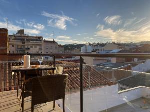 balcón con mesa y vistas a la ciudad en Mini Terraza Relajante Galvani, en Terrassa