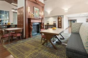 sala de estar con mesa y chimenea en Hampton Inn & Suites Scottsburg en Scottsburg