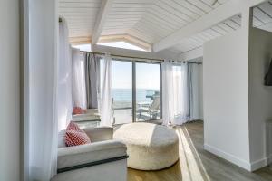 a living room with a view of the ocean at Beachfront Malibu Apartment with Ocean-View Balcony in Malibu