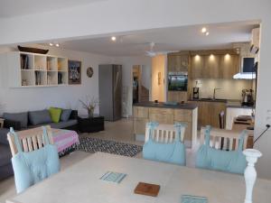 Kuchyň nebo kuchyňský kout v ubytování Duplex luxe au NBBC , les pieds dans le sable + 29 fotografií