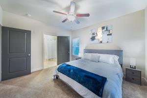 Temp Stay Huntsville في هانتسفيل: غرفة نوم بسرير ومروحة سقف