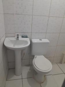 biała łazienka z toaletą i umywalką w obiekcie Bimba Hostel - Salvador - BA w mieście Salvador