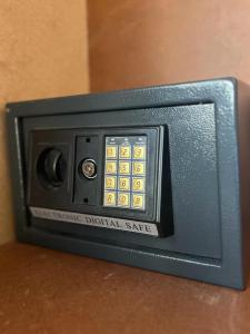 a small television safe sitting on a table at Rincón "MIS SOLES" in Maipú