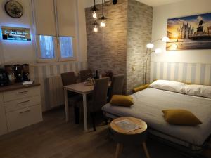 ein Schlafzimmer mit einem Bett und einem Tisch sowie ein Esszimmer in der Unterkunft San Siro Dream Home -Apartment with garage-Milano in Mailand