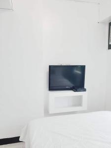 A television and/or entertainment centre at Studio Unit Persimmon Condominium