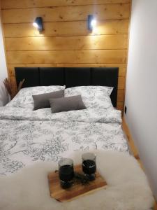 ein Schlafzimmer mit einem Bett mit zwei Kerzen darauf in der Unterkunft Raj nad Narwią in Zatory