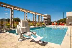 uma piscina com uma espreguiçadeira ao lado em Home2 Suites By Hilton Calhoun em Calhoun