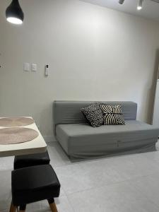 un sofá con 2 almohadas en una habitación en Flat Copacabana quadra da praia 907, en Río de Janeiro